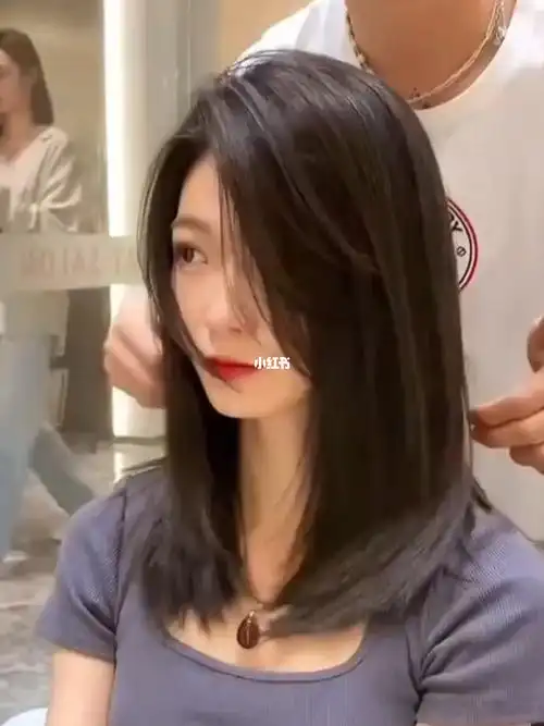 长脸圆脸妹子发型耐看之一减龄显小锁骨发