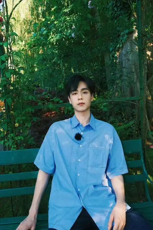 虞书欣拍的胡一天#  哇,欣欣子拍的这套胡一天的照片好好看看着像