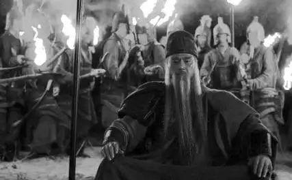 关羽之死关羽本来是战败后被俘誓不归降,孙权下令将他斩首,可是在新