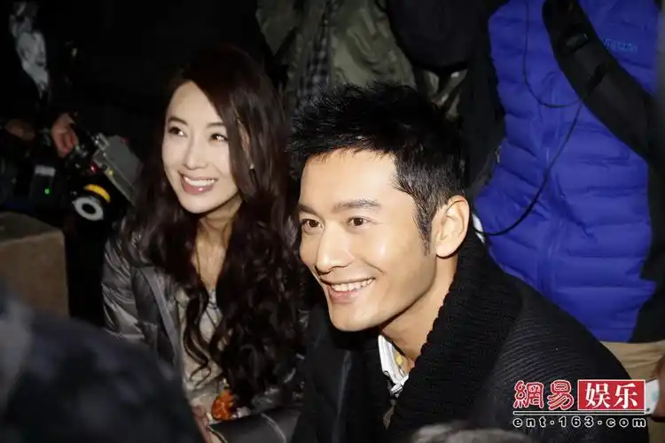 黄晓明谈婚期调侃汪峰 称"暂不想上头条"(图)