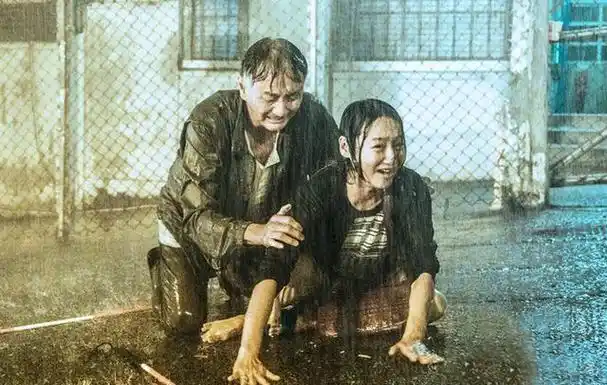 继海清之后,她用一场"自残式"表演,又给中国女演员挣回了面子