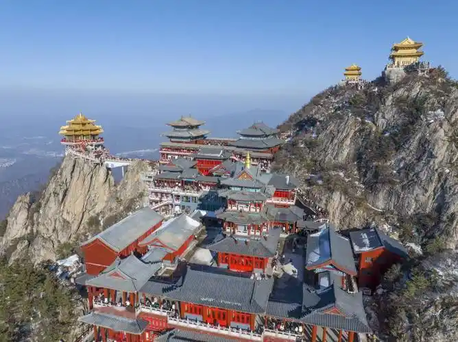 河南洛阳老君山霞光映金顶似世外天宫