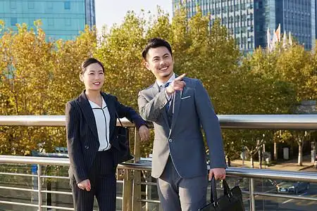 商务男士向职场女性指路图片素材