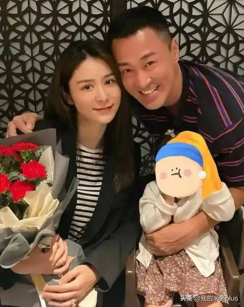 张馨月和老公看电影,林峯手捧爆米花太温柔,合影搂着老婆秀恩爱