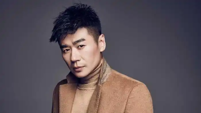 电影《红色警戒》的主创团队,新锐导演黄龙芳,著名演员徐佳,王韬,余