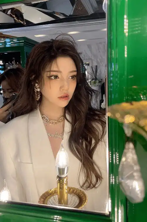 网红兜儿力证没整容,晒童年照被评从小美到大,只