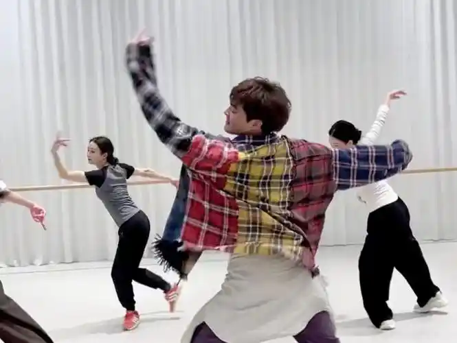 刘福洋藏羌风格舞蹈《坐上动车去阿坝》(上)