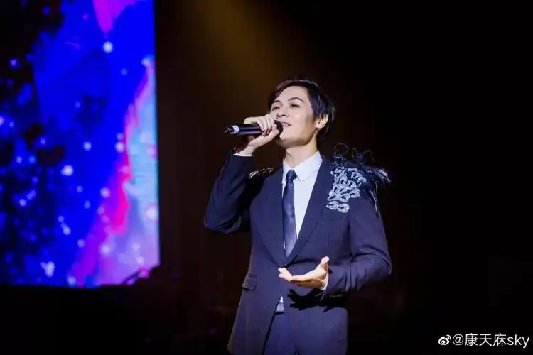 广东人从小看到大的肥仔,"康天庥"真的结婚了!老婆是……_李俊毅