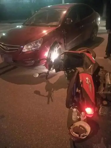 但压根阻止不了司机朋友图方便过实线掉头,晚上的事故就这样造成的