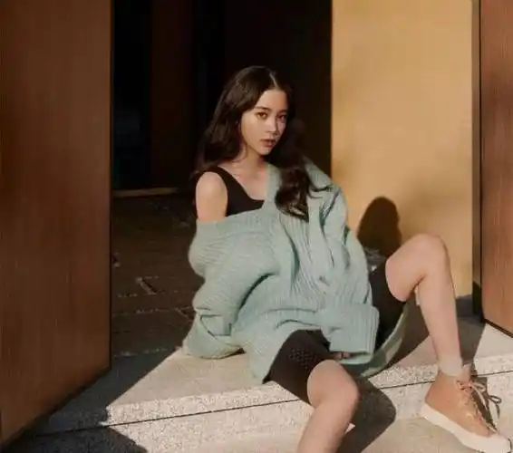 19岁欧阳娜娜碰上22岁关晓彤同拍衣服策划一个清冷一个少女