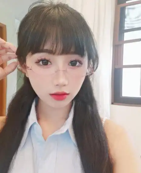 想必不少直播间的老观众们都记得小深深儿这位女主播,当年的她在斗鱼