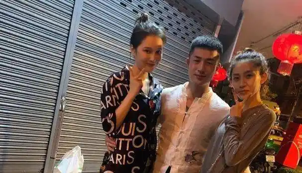 但出乎意料的是,仙洋封禁期间,他的女友"小仙女",以及他的姐姐"洋姐"