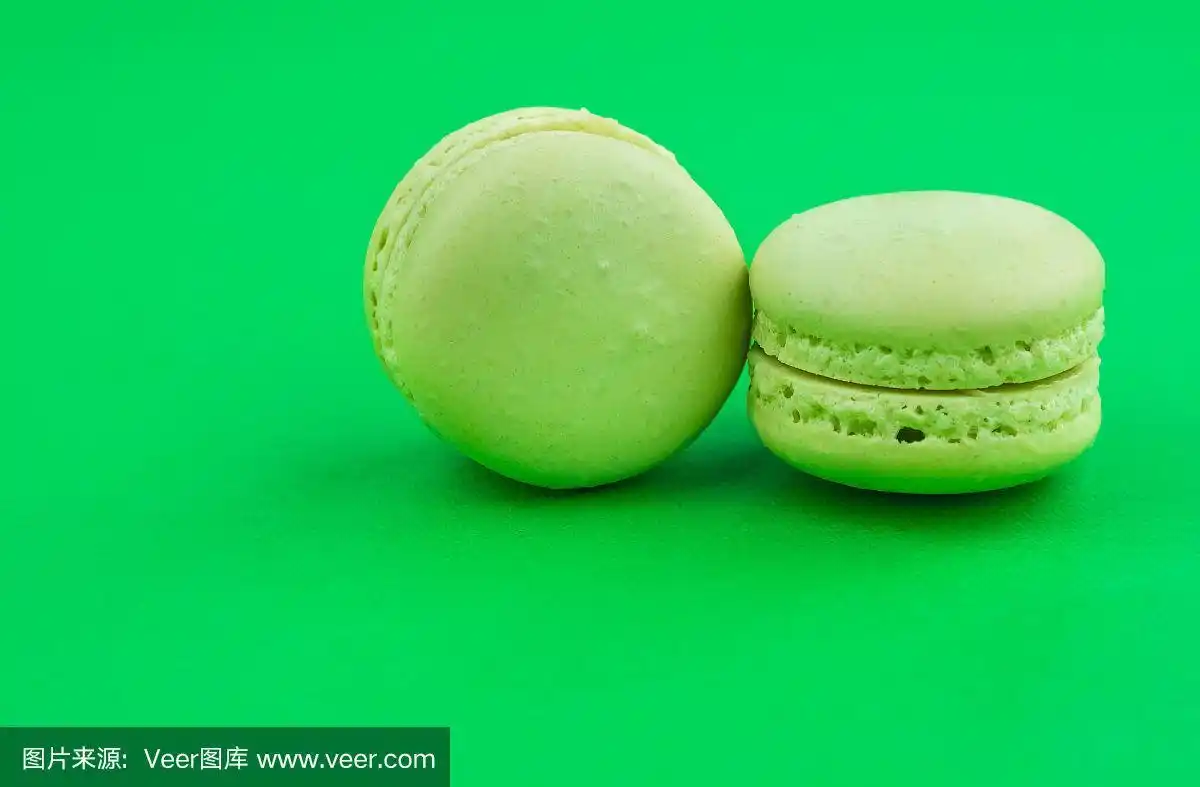 两个绿底的绿蛋糕马卡龙,马卡龙甜品