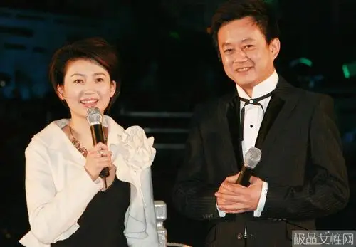 50岁央视主持人王小丫近照!二婚嫁给副委员长,生活很甜蜜幸福!