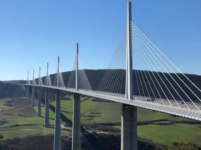 更惊喜的是沿途看到法国两个最有名的桥之经典