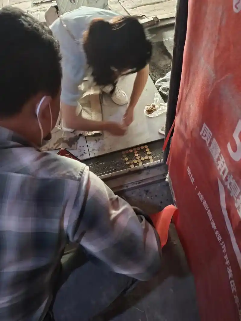 新房装修,进户门过门石下放5角硬币:金币压底,正好88个五角 - 抖音