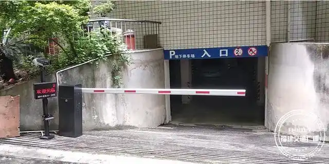 先生所在的小区福州市华林路212号b座,在地下车库入口处贴着一张通知