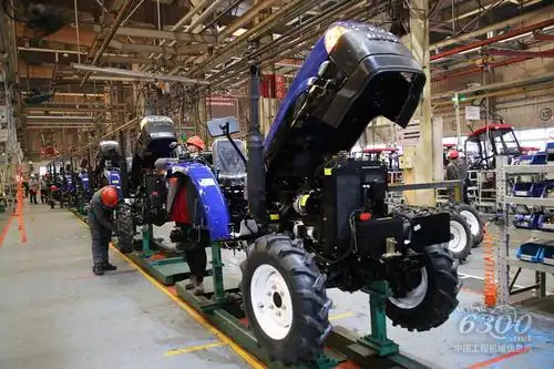 繁忙的拖拉机生产线