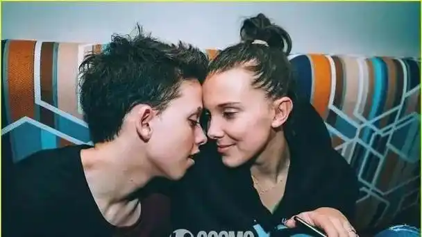 《怪奇物语》女主小11的扮演者米莉·博比·布朗宣布跟恋爱三年的男友