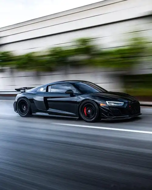 奥迪 r8 gt,最后的自然吸气v10,碳纤维轮毂让这辆车更加帅气.