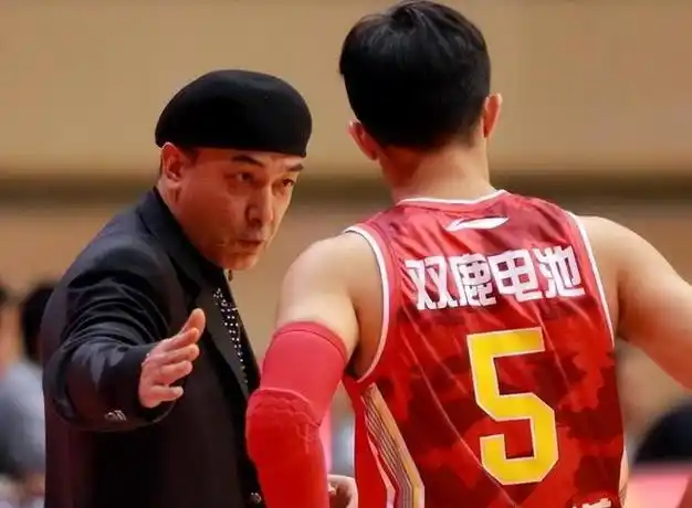 广东改名将签3外,王哲林大婚,姚明随礼8888被批,辽宁海报换人|广东队