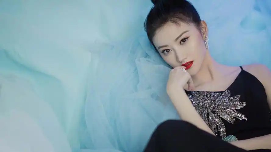 电脑壁纸 明星 大陆明星 甜美伶俐的景甜时尚写真