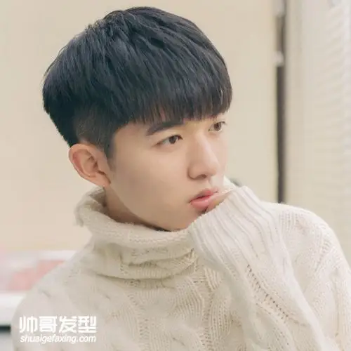 留黑色短发的帅哥男生们-帅哥图片-帅哥发型网