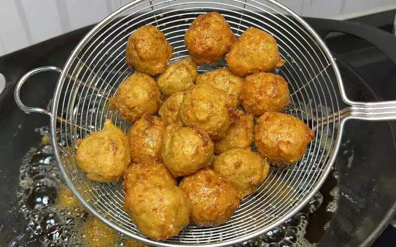 炸猪肉丸子时,应该用面粉还是用淀粉?教你正确做法,焦香酥脆