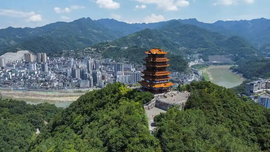 穿秦岭 过汉江在这个仲夏,初逢紫阳一个依山而建 临江而居的小城始建