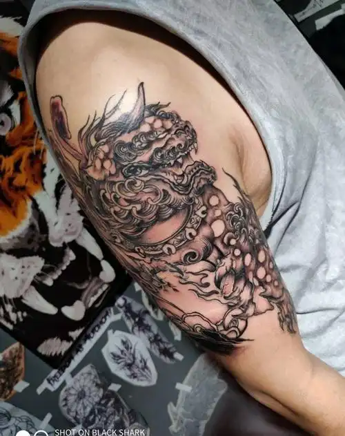 大臂狮子纹身图片_手臂纹身图案(2)_浙江省台州市纹身店-一念刺青工作