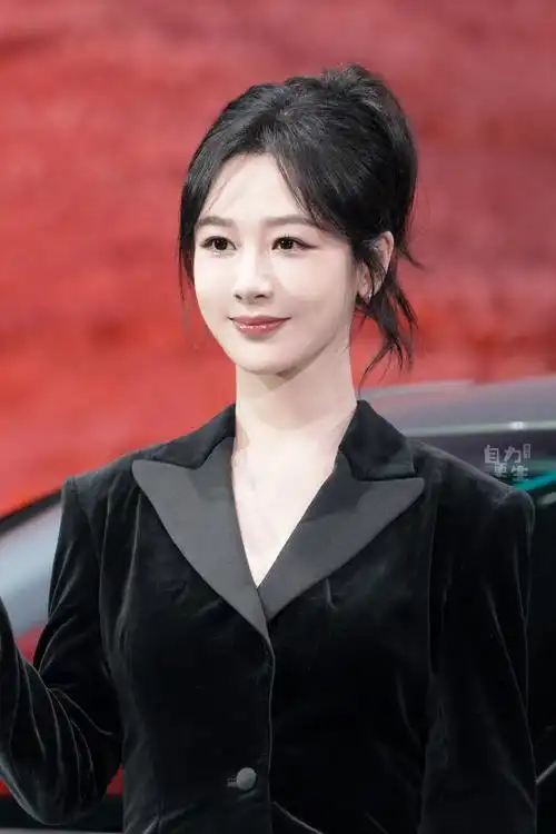 杨紫#奇思妙想意求新瑞彩祥云映满城大鹏一日同风起麦收时节品绝伦