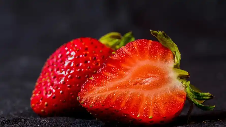 壁纸 多汁的草莓,黑色的背景 3840x2160 uhd 4k 高清壁纸, 图片, 照片
