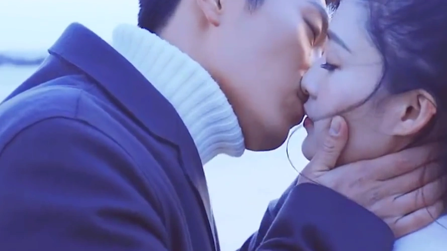 窦骁李沁太会亲,捧脸吻亲耳吻桌咚吻,花式亲法唯美又动情