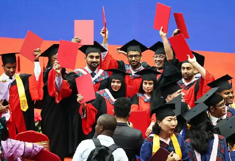 对外经贸大学举行2018届来华留学生毕业典礼