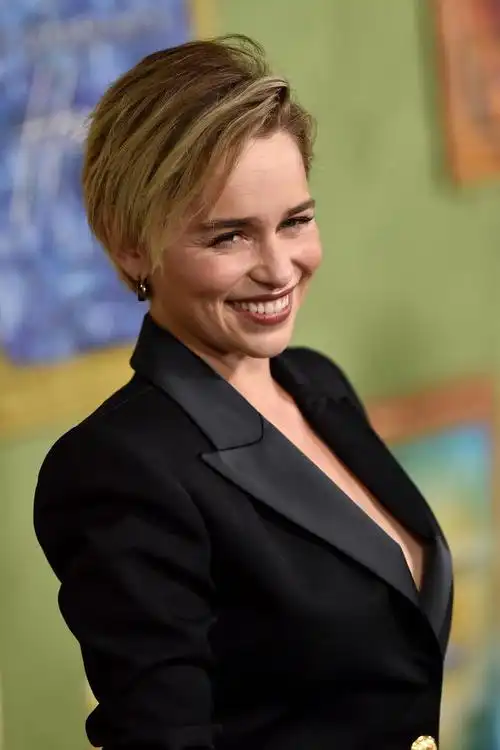 龙妈中空深v装性感现身小恶魔新片发布会 克拉克式魔性笑容再现