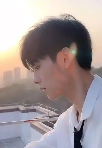 这个眼神就问你顶不顶得住了,感受一下._帅哥