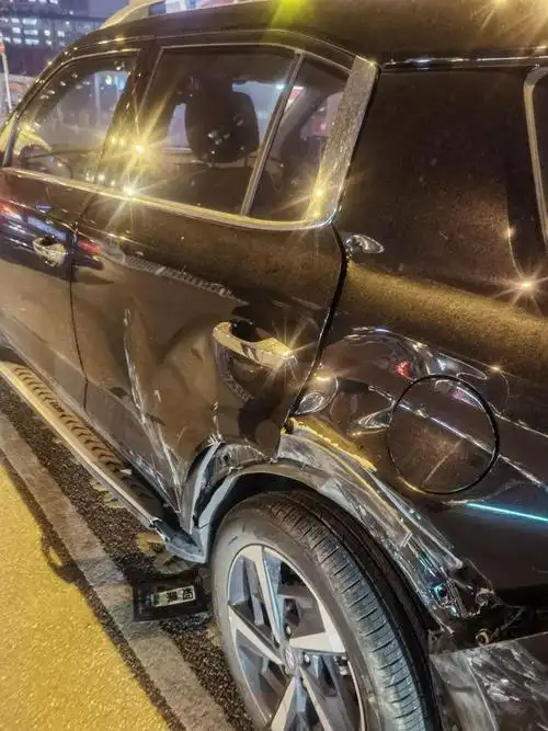 长沙两车相撞贴实习标的奥迪仰天翻倒司机从车里爬出