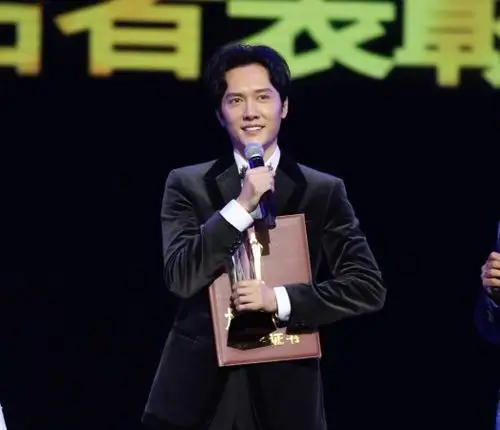 冯绍峰出席百花奖提名表彰仪式:提名就满足