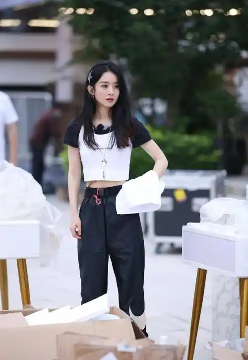 赵丽颖都瘦出排骨身材了穿吊带花裙拍写真身材太引人注目