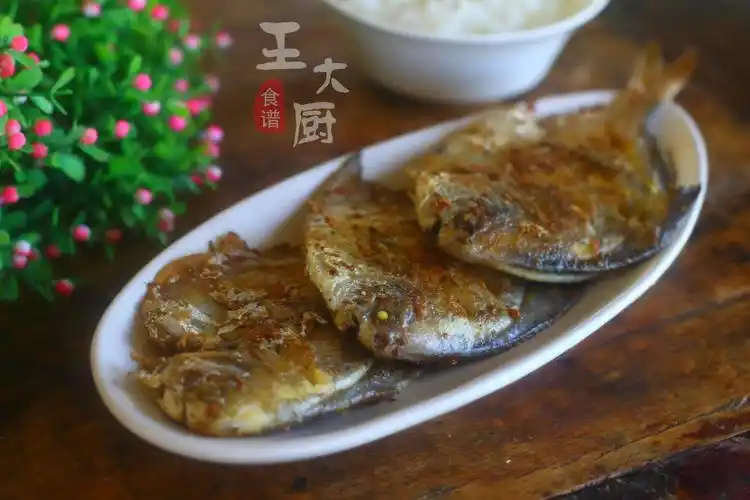最正宗的香煎鲳鱼好吃的秘密都在这里简简单单美食上桌
