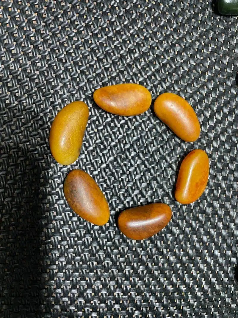 和田玉黄沁籽料原石手串