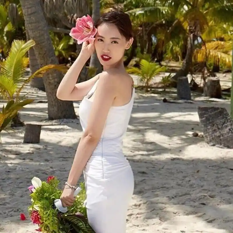 马蓉晒儿时照片十分文静乖巧与儿子五官一模一样