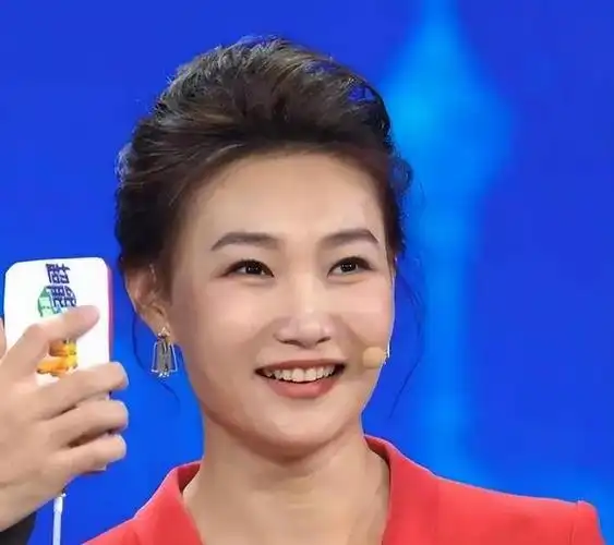 央视一姐李梓萌摘下假发后美艳焕发,年轻10岁让人惊艳!