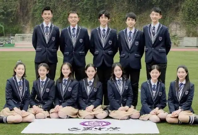 张真源下课和同学聚会,戴口罩坐角落,饭局上开唱班级氛围超好