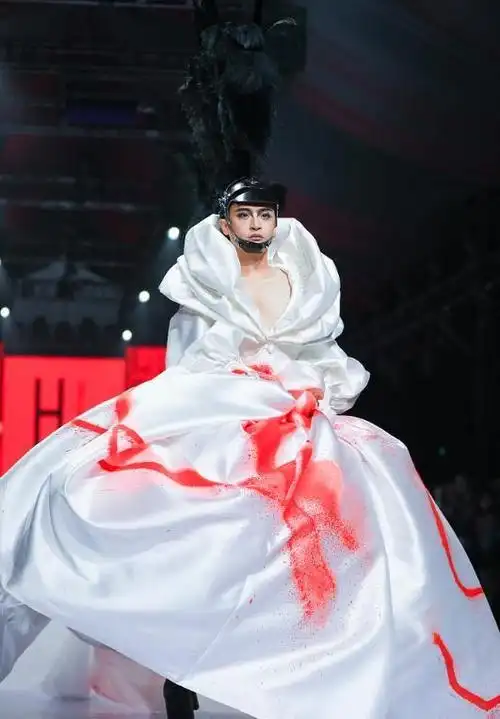 陈志朋穿奇装异服 摔倒(47岁陈志朋造型浮夸)(1)