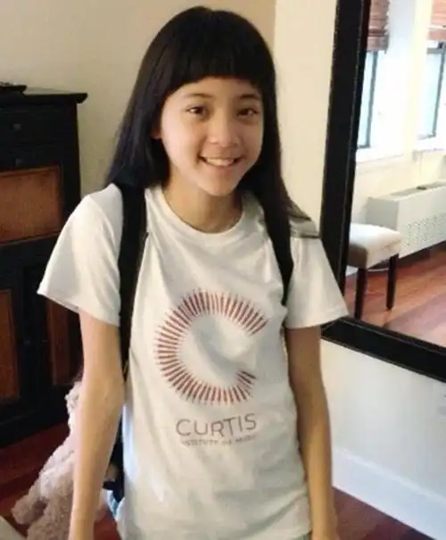 欧阳娜娜从小就这么会穿?看到她的旧照片,还真是时尚小魔女!