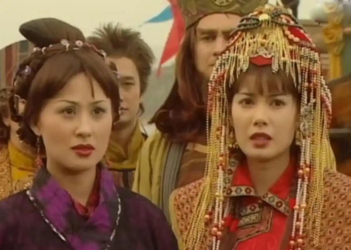 《倚天屠龙记》里的小昭一角是由江希文扮演,而扮演小昭娘亲"金花婆婆