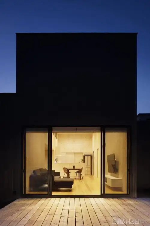 日本对称的黑色住宅设计