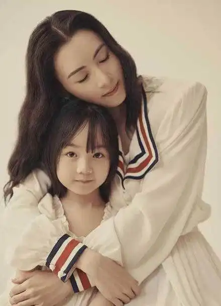 纳尼张柏芝小腹凸起被疑怀四胎是怎么回事究竟什么情况