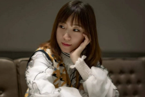 慧慧周:模仿黑脸v出道,3年涨粉1400万,百万设备烧